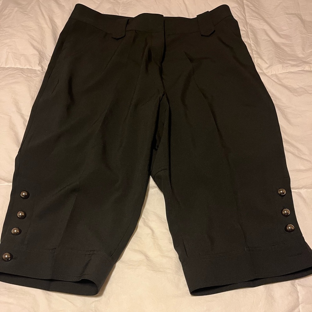 Women’s Size 16Black Capris. Made by Saga. 96% Polyester 4% Spandex.